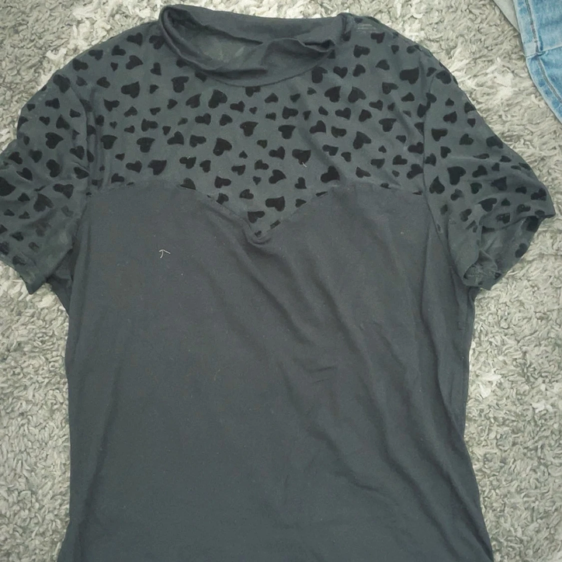 Svart topp med hjärtmönster