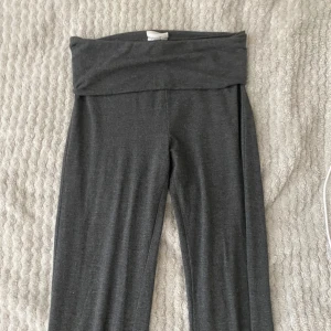 Grå leggings från Kappahl - Snygga och bekväma grå leggings från Kappahl. Perfekta för en avslappnad stil med en mjuk och stretchig passform. De har en bred midja för extra komfort.