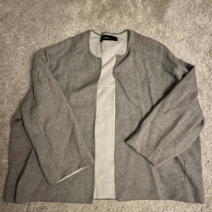 Kofta från Zara - Snygg grå kofta ifrån Zara. Oanvänd. Skriv till mig om du har frågor!💓