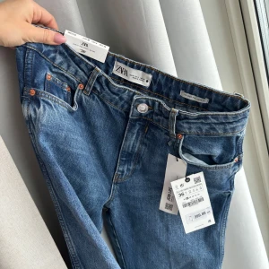 ZARA jeans HELT OANVÄNDA - Säljer dessa otroliga jeans pga för små (😭) för mig. 