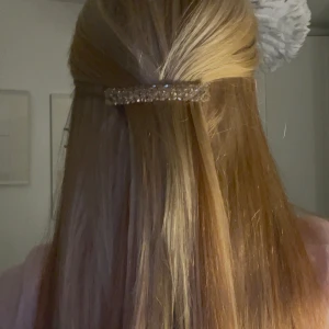 Glittrigt härklämma - Snyggt glittrig hårklämma som ger en extra touch till din frisyr. Perfekt för att lyfta vilken outfit som helst med lite extra glamour. Passar bra för både vardag och festliga tillfällen. Priset kan diskuteras!💗