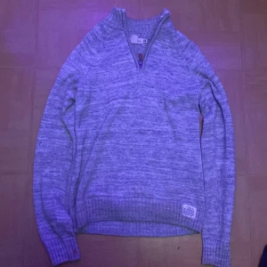 Grå stickad tröja från H&M - Säljer en grå stickad tröja från H&M med dragkedja vid halsen. Tröjan har långa ärmar och ribbade muddar vid ärmslut och nederkant. Passar personer som är ungefär 1.58/164. Perfekt för kyliga dagar! Knappt använd, jätte bra skick👍. Tveka inte på att höra av dig👍