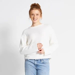 Vit stickad tröja - Säljer en stilren vit stickad tröja med långa ärmar. Perfekt för kyligare dagar och enkel att matcha med olika outfits. Tröjan har en klassisk design och är både bekväm och mångsidig.