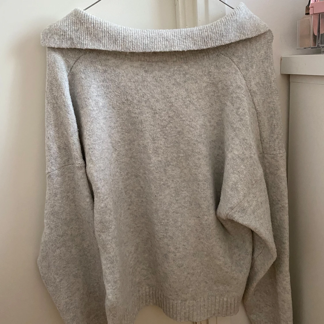 Grå stickad tröja med V ringning  - 1