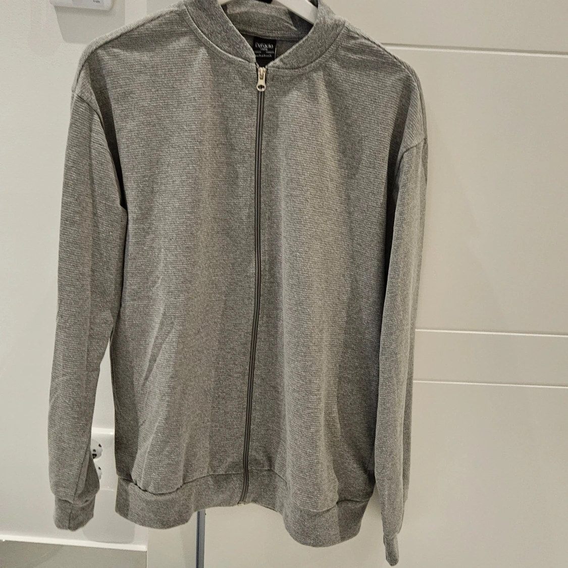 Grå tröja med dragkedja från DeFacto