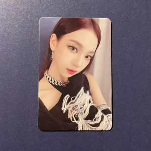 Karina Aespa kpop photocard - karina aespa savage pc. hör gärna av er om ni vill ha fler bilder :3 