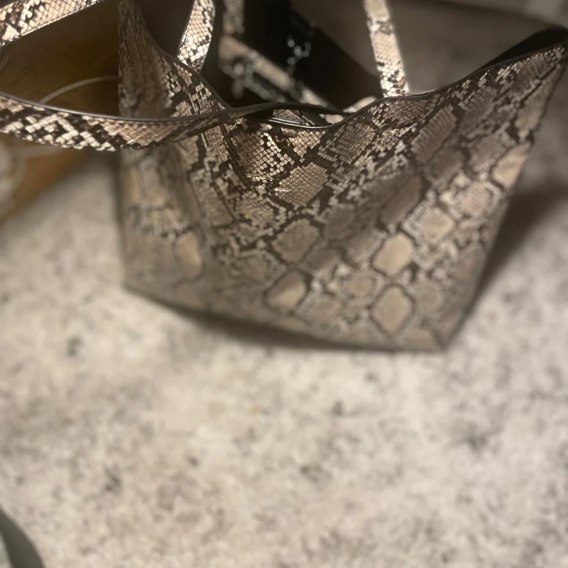 Ormmönstrad shoppingväska - 1