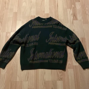 Mörkgrön tröja från Weekday med tryck  - Oversized tröja från weekday som är nästintill oanvänd