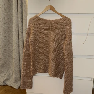 Rosa glittrig stickad tröja från Carla F - Säljer en stickad rosa glittrig tröja, på bilden ser man inte men den är väldigt rosa och fin. Den är genomskinlig så det är jätte fint att ha typ ett vitt linne under. Jag säljer den för att det är för stor❤️❤️