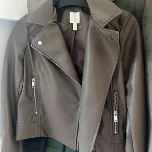 Skinn jacka  - Super snygg figursydd skinn jacka , aldrig använd och passar perfekt nu till våren! 🤎