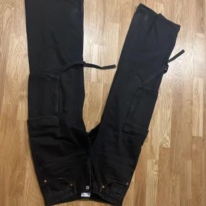 Svarta cargobyxor från Zara - Svarta cargo byxor från Zara, bara använda några gånger. De sitter jättefint på kroppen, men har blivit lite stora nu när jag gått ner i vikt. De är verkligen snygga och bekväma! Priset kan diskuteras om du är intresserad.