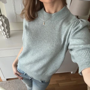 Turkos stickad tröja från JDY - Säljer denna turkos/gröna stickade tröja från JDY, använd ett fåtal gånger, är i gott skick, storlek L, skriv om du har några frågor eller funderingar!✨💕