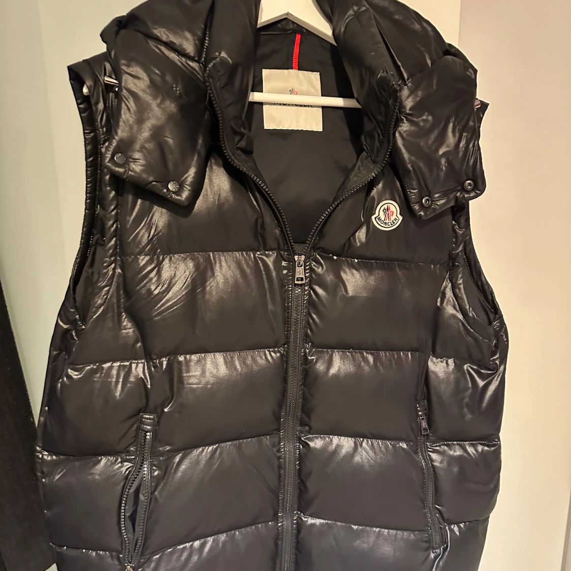 Svart dunväst från Moncler