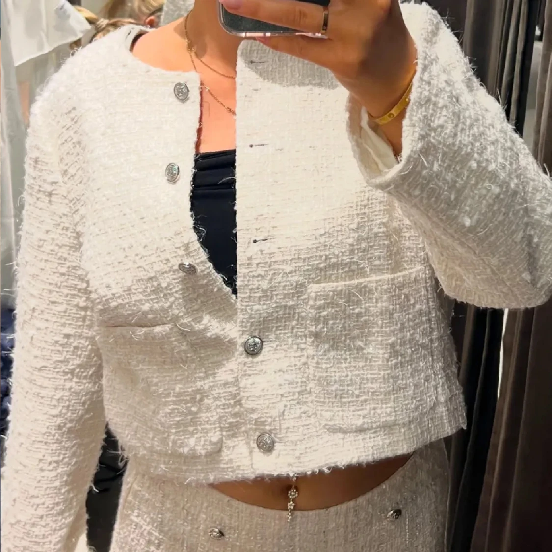 Vit bouclékoftq med knappar - 1