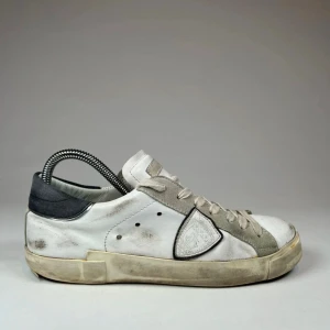 Phillipe model - Phillipe model| storlek 41| bra skick men skorna är lite smutsiga men det mesta är en del av designen| inga defekter| pris ej hugget|🍾🍾🍾