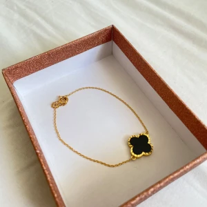 Klöver smycke  - Fint klöversmycke armband. Nypris ca 400 mitt pris 200. Använt få gånger! Köpt från Ur & Penn