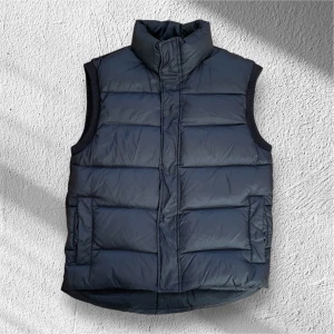 Svart Filippa K Väst - Snygg svart dunväst från Filippa K i storlek S. Västen är quiltad och har en hög krage för extra värme. Tillverkad av polyamid med polyesterfoder och fyllning av gåsdun. Perfekt för kyliga dagar. Den är i väldigt fint skick! Mitt pris som denna annons är fast på 299kr! Ställ gärna frågor!