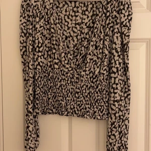 Mönstrad tröja - En tröja jag fick av någon som jag aldrig använt eftersom att den inte riktigt är min stil och för stor för mig. Den är från en butik som heter giant tiger.