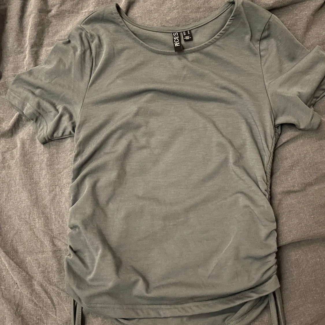 Mörkgrön kortärmad topp från Pieces - 1