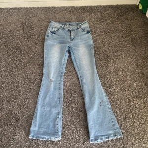 Ljusblå bootcut jeans från Shein - Snygga ljusblå bootcut jeans från Shein med en klassisk femficksdesign. Jeansen har en fläck på ena benet som man ser men går nog bort i tvätten. 