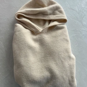 Beige Kashmir  hoodie - Säljer en riktigt snygg kashmir blandning hoodie i super bra skick. Hör av er vid nån fundering.🙌