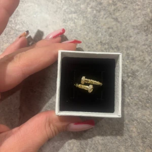 Guld ring  med glittriga detaljer - Snygg guldring med glittriga detaljer. Perfekta för att ge en touch av elegans till din stil. Kommer i en stilren vit ask.En fin guld ring / gold ring / pierścionek. Helt nytt rostfritt / stål ring i guld med diameter/ glitter / paljetter / stenar som skiner. En uppskattad present att få. Likar något märke. 