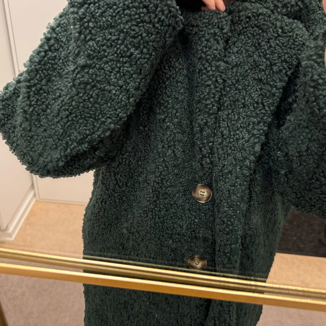 Grön teddyjacka med knappar