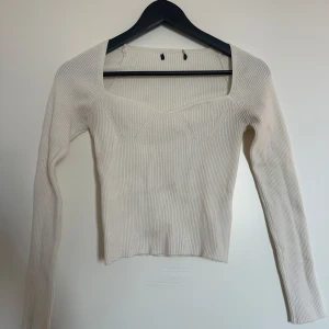 Vit ribbad tröja - Vit ribbad tröja med lång ärm och fyrkantig halsringning. Använd, men bra skick. Ingen lapp