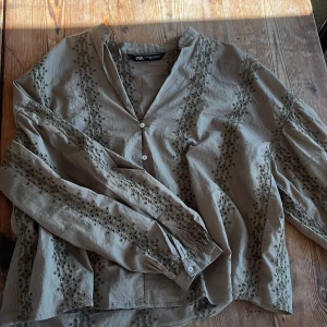 Fin mörkgrön/grå blus - En jättefin blus från Zara