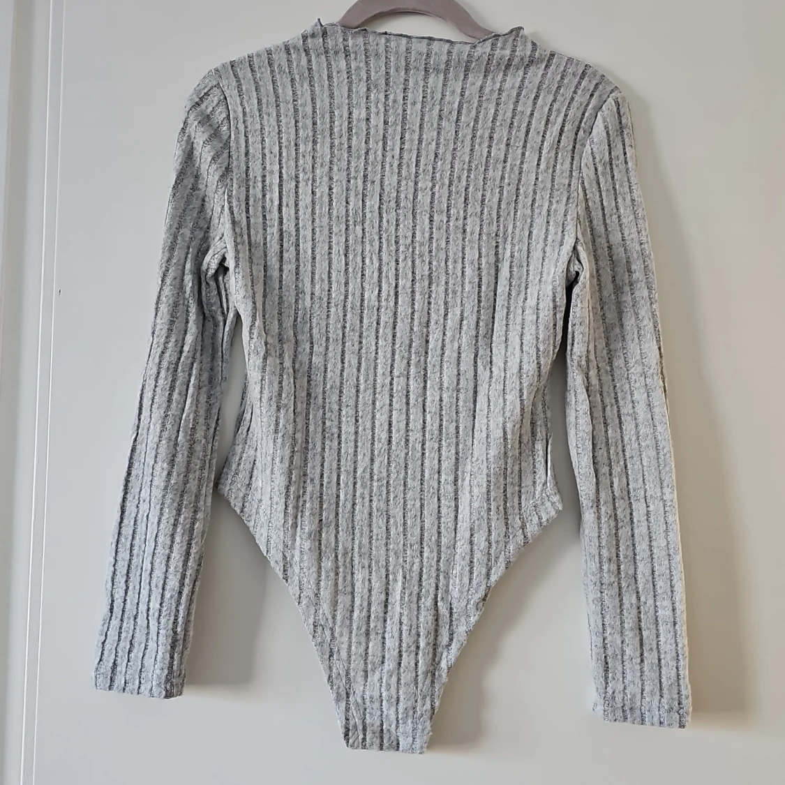 Grå ribbad bodysuit från Shein - 1