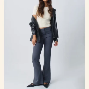 Grå bootcut byxor - Säljer dessa oanvända grå bootcut byxor med hög midja. Köptes för 499! 