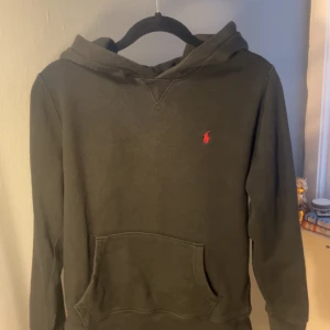 Polo Ralph Lauren hoodie storlek 14-16 - Tjena säljer denna feta polo Ralph lauren hoodien! Skick 8/10 använd sparsamt! Skriv vid minsta lilla tanke