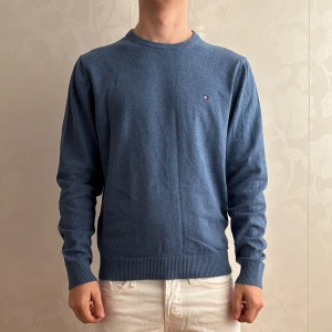 Tommy Hilfiger tröja - Tommy Hilfiger tröja | Skick: 9/10 | Size - M | Fraktar via postnord eller instabox | Hör av dig vid minsta fråga eller fundering // Ricco Wardrobe