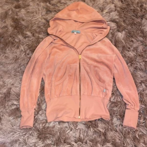 Rosa y2k zip up hoodie - Säljer en mjuk och gosig rosa hoodie. Den har en dragkedja framtill och en praktisk huva. som nytt skick. kontakta mig för frågor, mått etc. pris kan diskuteras.