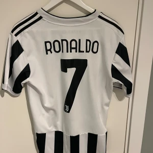 Ronaldo tröja (Juventus) - Säljer Juventus tröjan för att jag inte har någon användning av den längre, skick 8/10, pris kan diskuteras vid snabb affär!