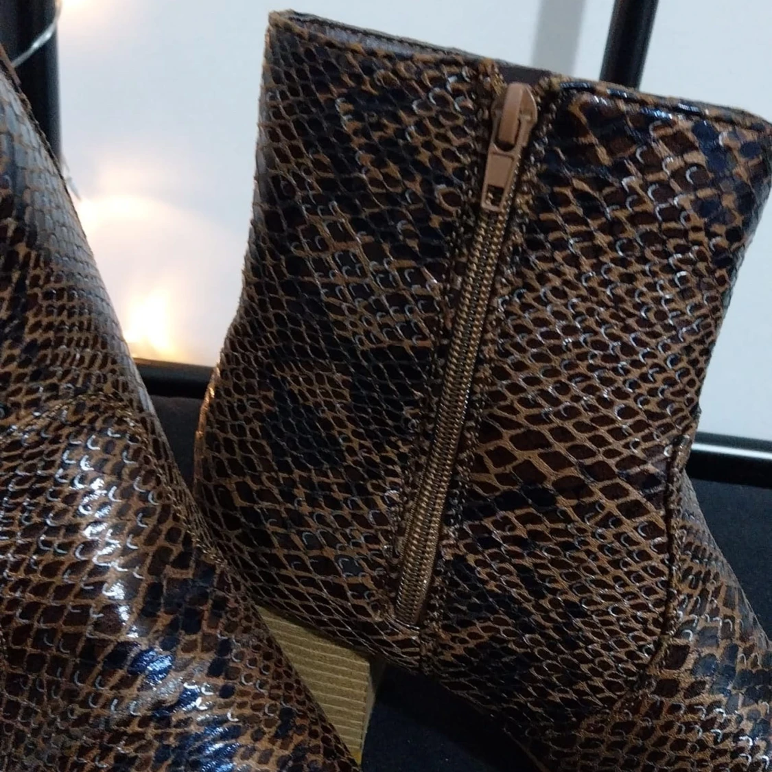 Bruna boots med ormmönster - 3