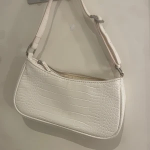 Fin handväska - Fin handväska. Den är of white i verkligheten det är ljuset på bilden som gör att den ser lite gulaktig o smutsig ut. Jätte fin skick i verkligheten . Pris kan diskuteras. 