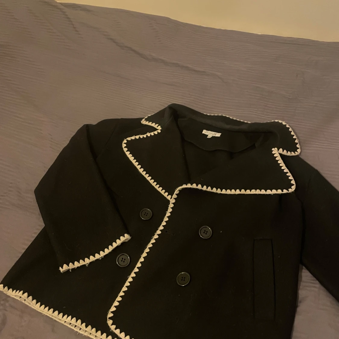 Svart kappa med vita detaljer - 1