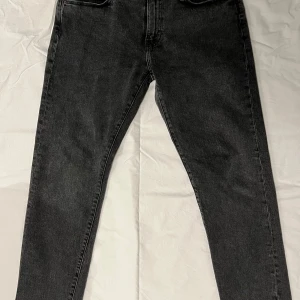 Levis 502 Jeans - Svart/grå jeans från Levis modell 502. Haft i några månader men bara blivit använda 3/4 gånger. Storlek W31 L32