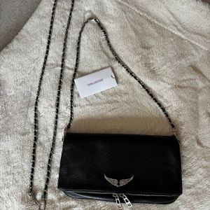 Svart väska från Zadig & Voltaire - Rock - axelremsväska - noir. Köpt på Zalando för 3595 kr. Jättefint skick!