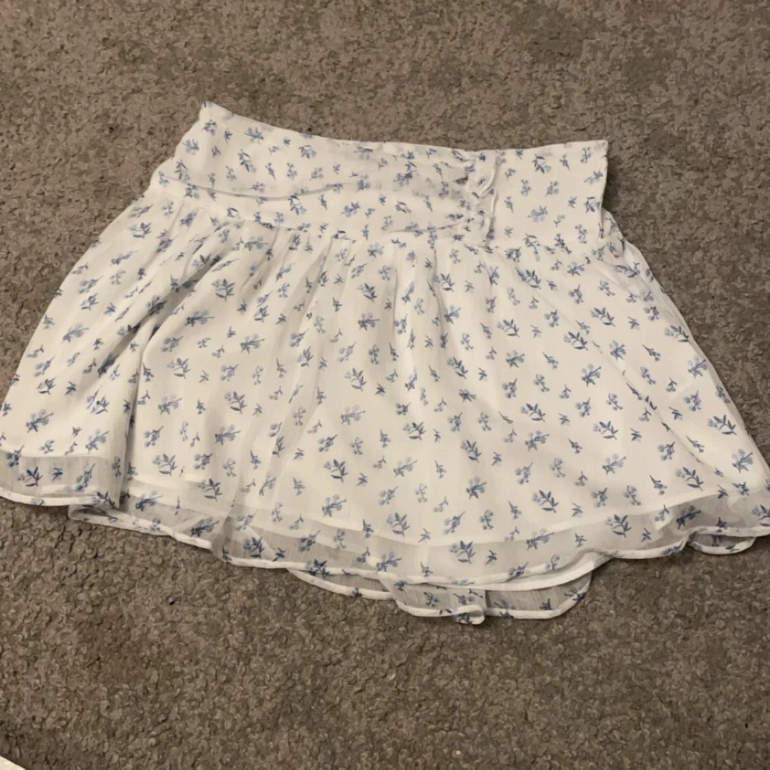 Vit blommig kortkjol