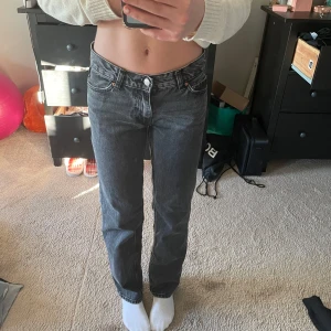 Svarta jeans från Gina Tricot  - Snygga svarta jeans från Gina Tricot i storlek 34. De har en klassisk design med fem fickor och knappgylf. Perfekta för en stilren look. Helt vanliga fickor där bak. Andvända några gånger men ligger nu mera bara och väntar på en ny ägare! Pris kan diskuteras💕