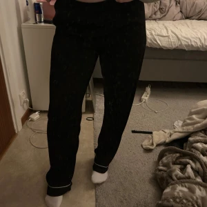 Söta svarta pyjamasbyxor - Säljer dessa söta pyjamasbyxor med resår i midjan, de e ganska tunt material så de är luftiga o sköna. De sitter bra i längd på mig som är 157cm lång