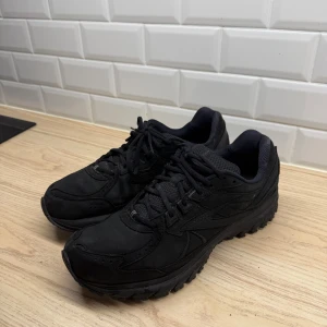 Svarta sneakers med snörning - Snygga helsvarta skor från märket Brooks. Säljer då de inte passade. Robust stötdämpande sula gör dom supersköna