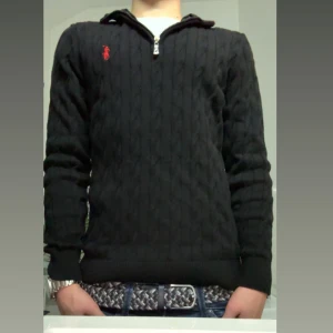 Svart Ralph lauren half zip  - Säljer en svart Ralph lauren half zip. Den är knappt använd och är i 10/10 skick. Jag är 170cm så är du runt den längden sitter den fint😉