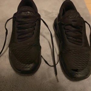 Svarta nike 270s - Säljer dessa skor. Anledningen är att de inte passar längre. Den vänstra skorn har ett litet hål på framsidan och den vänstra har också ett fast på ytter sidan båda hålen är ganska små. Märks knappast