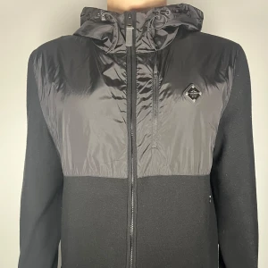 J.Lindeberg hybrid jacket - En riktig snygg och trendig J.Lindeberg hybrid jacket i bra skick, Storlek L, vid frågor är de bara att skriva // Gramenti 