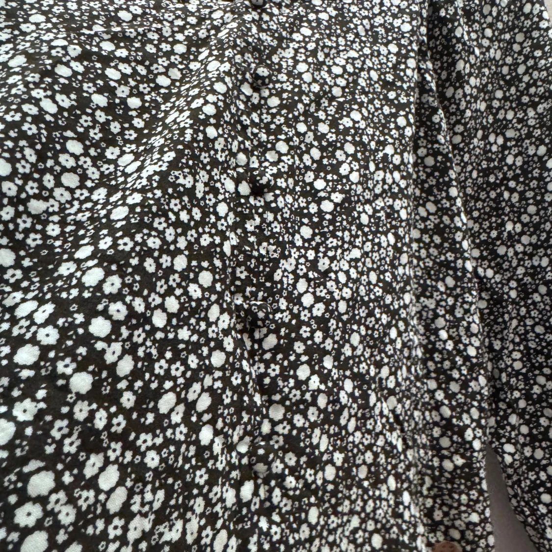 Svart blommig blus med volang - 1