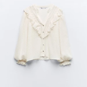 Zara Swiss dot blus - Säljer denna så fina vita blusen ifrån Zara! Eftertraktad och säljs inte längre! Sömmen vid handleden har lossat lite på båda ärmarna så den sitter inte tajt vid handlederna, men har satt fast säkerhetsnål  på varje sida och då är det ingenting som märks!  Annars topp skick! 💕Går även att vika upp ärmarna så att det blir en kortärmad blus! Perfekt för sommaren eller fest! Pris kan diskuteras, kom gärna med frågor! 💕 storlek M men passar mig som oftast har S!