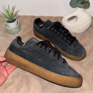 Adidas Originals Stan Smith Crepe - Adidas Originals Stan Smith Crepe Black  Size: 42.5 Condition: Good  All defects are Always shown in the pictures if there are any!! Questions? Feel free to ask!  Checkout my account for more shoes, you might find a gem you size‼️ 